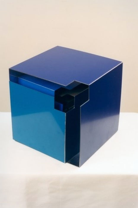 <strong>Signalisation</strong><BR>1991<BR>métal et acier<BR>20 x 20 x 20 cm<BR>Photo : François Lafrance<BR><br><br>© Succession Charles Daudelin /COVA-DAAV