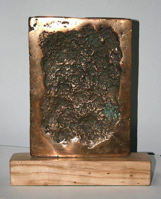 <strong>Cratère</strong><BR>1971<BR>Bronze<BR>36 x 30 x 7 cm<BR>Photo : Musée du Bas-Saint-Laurent<BR><br><br>© Succession Charles Daudelin /SODRAC