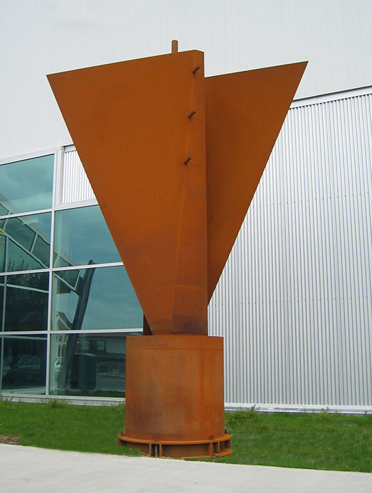 <strong>Émérillon</strong><BR>1986<BR>Acier corten<BR>5,48 x 3,96 x 2,13 m<BR>Photo : Musée du Bas-Saint-Laurent<BR><br><br>© Succession Charles Daudelin /SODRAC