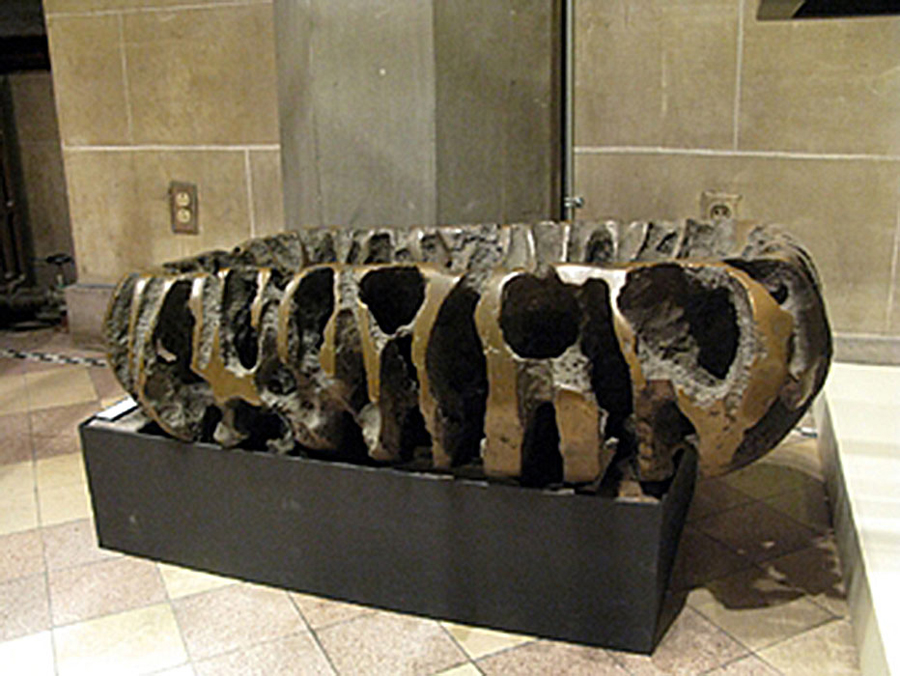<strong>Cuve baptismale</strong><BR>1964<BR>Bronze<BR>24,5 x 86,5 x 60 cm<BR>Photo : Musée des maîtres et artisans du Québec<BR><br><br>© Succession Charles Daudelin /COVA-DAAV