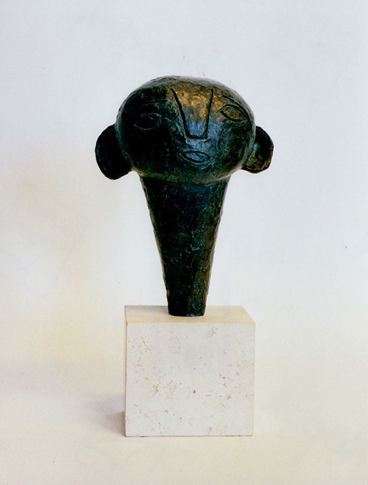 <strong>Jojo, tête de marionnette</strong><BR>1952<BR>Bronze et travertin<BR>35,8 x 17,5 x 11,2 cm<BR>Photo : Musée des maîtres et artisans du Québec<BR><br><br>© Succession Charles Daudelin /COVA-DAAV