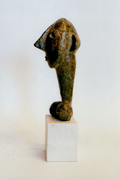 <strong>Joujou, tête de marionnette</strong><BR>1952<BR>Bronze et travertin<BR>40,8 x 12,2 x 14,4 cm<BR>Photo : Musée des maîtres et artisans du Québec<BR><br><br>© Succession Charles Daudelin /COVA-DAAV