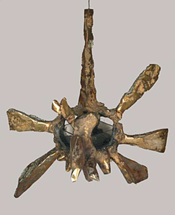 <strong>Lampe du sanctuaire</strong><BR>1964<BR>Bronze et verre<BR>58,5 x 41 x 34,5 cm<BR>Photo : Musée des maîtres et artisans du Québec<BR><br><br>© Succession Charles Daudelin /COVA-DAAV