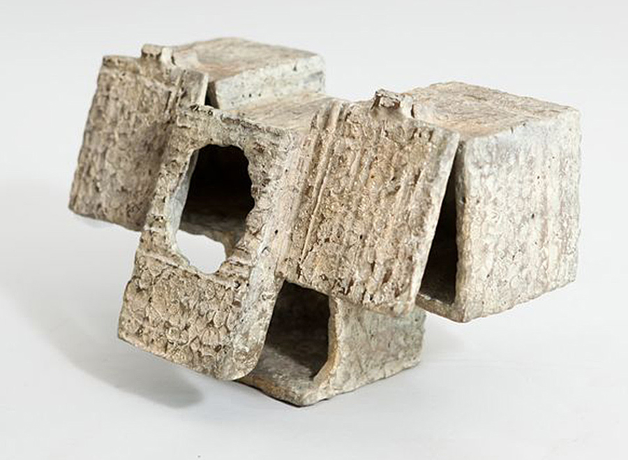 <strong><i>Maquette de tabernacle</i></strong><BR>1964<BR>Bronze et feutre<BR>14 x 23 x 9 cm<BR><i>Position ouverte 27,1 x 23 x 9 cm</i><BR><BR><h9 style='font-size:.8em'>Photo : 2/2</h9><BR><br><br><h9 style='font-size:.8em'>© Succession Charles Daudelin /COVA-DAAV