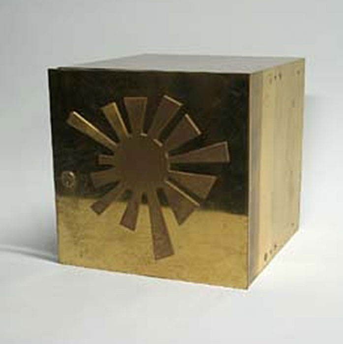 <strong>Tabernacle</strong><BR>1973<BR>Bronze et or<BR>30,2 x 30,2 x 30,2 cm<BR>Photo : Musée des maîtres et artisans du Québec<BR><br><br>© Succession Charles Daudelin /SODRAC