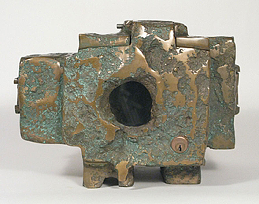 <strong>Tabernacle ostensoir</strong><BR>1964<BR>Bronze et verre<BR>22 x 34 x 27 cm<BR>Photo :  Musée des maîtres et artisans du Québec<BR><br><br>© Succession Charles Daudelin /COVA-DAAV