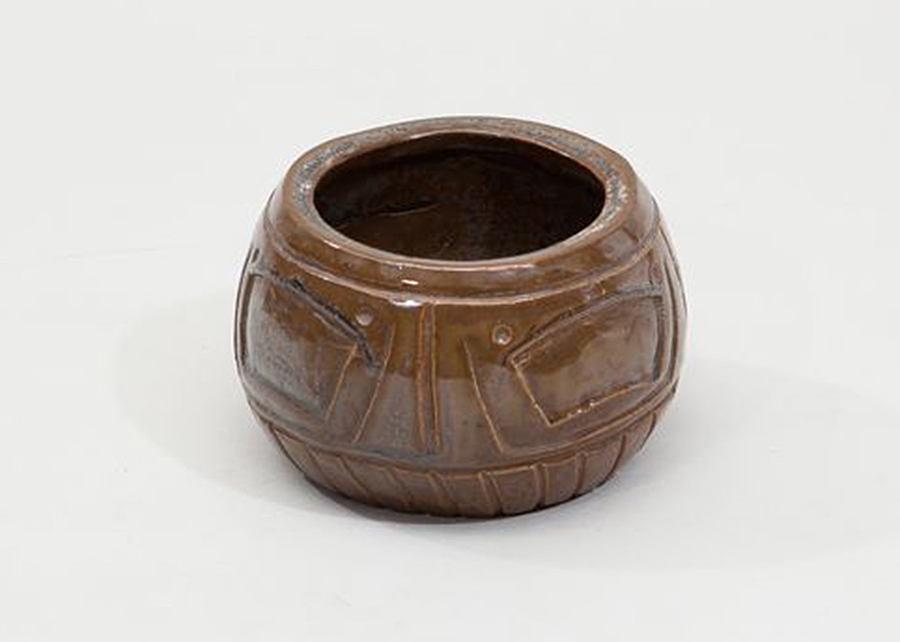 <strong>Vase</strong><BR>1942<BR>Argile, glaçure<BR>7,8 x 12,5 dia cm<BR>Photo : Yves Ouellette<BR><br><br>© Succession Charles Daudelin /COVA-DAAV