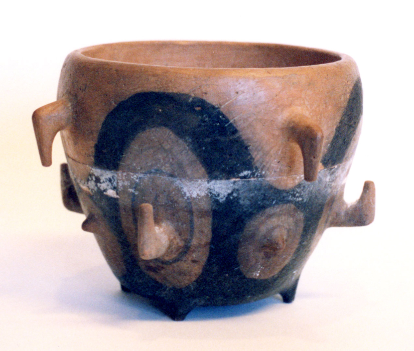 <strong>Vase</strong><BR>1942<BR>Terre cuite, argile rouge<BR>16 x 24 cm (19,4 dia cm)<BR>Photo : Musée des maîtres et artisans du Québec<BR><br><br>© Succession Charles Daudelin /COVA-DAAV
