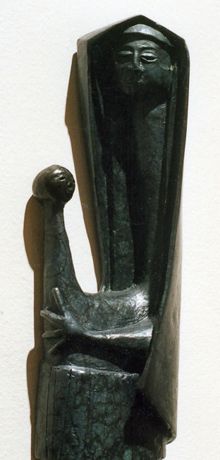 <strong><i>Vierge à l'enfant (Vierge noire)</i></strong><BR>1981<BR>Bronze, patine<BR>36,60 x 8,30 x 4,20 cm<BR><i>Détail</i><BR><BR><h9 style='font-size:.8em'>Photo : 2/2</h9><BR><br><br><h9 style='font-size:.8em'>© Succession Charles Daudelin /COVA-DAAV
