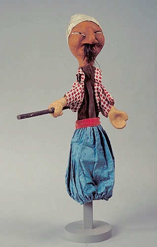 <strong>Bourreau</strong><BR>1956<BR>Pâte de bois, carton, coton, velours, soie et laine<BR>62 x 12 x 15 cm<BR>Photo : Musée national des beaux-arts du Québec : Patrick Altman<BR><br><br>© Succession Charles Daudelin /COVA-DAAV