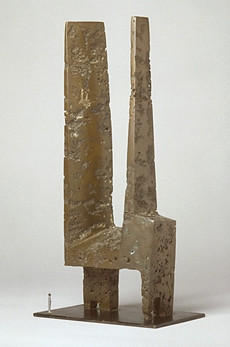 <strong><i>Couteaux dans le ciel</i></strong><BR>1965<BR>Bronze et acier<BR>29,3 x 14,5 x 8,5 cm.<BR><i></i><BR><BR><br><h9 style='font-size:.8em'>Photo : Musée national des beaux-arts du Québec : Jean-Guy Kérouac<br>1/5</h9><BR><br><br><h9 style='font-size:.8em'>© Succession Charles Daudelin /COVA-DAAV