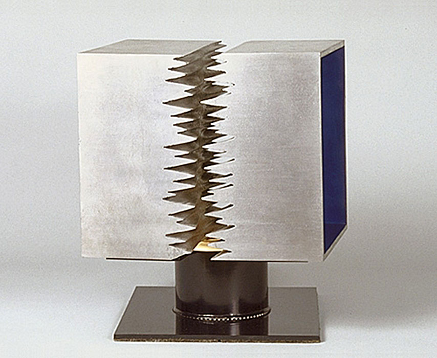 <strong>Cube 2 AB</strong><BR>1969<BR>Acier peint<BR>41,6 x 35,6 x 35 cm<BR>Photo : Musée national des beaux-arts du Québec : Patrick Altman<BR><br><br>© Succession Charles Daudelin /SODRAC