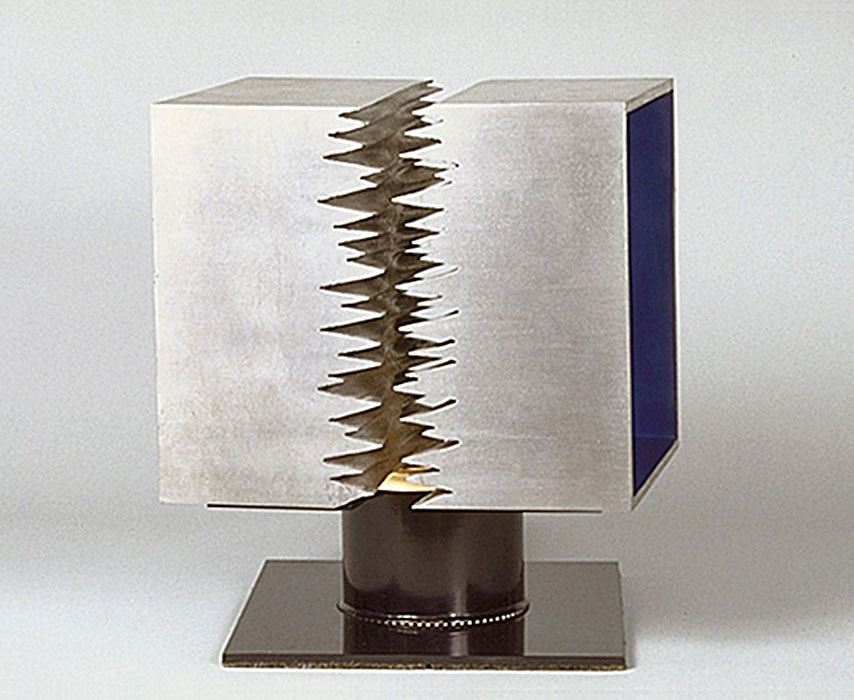 <strong>Cube 2 AB</strong><BR>1969<BR>Acier peint<BR>41,6 x 35,6 x 35 cm<BR>Photo : Musée national des beaux-arts du Québec : Patrick Altman<BR><br><br>© Succession Charles Daudelin /COVA-DAAV