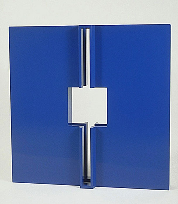 <strong>Duo-O-Bleu</strong><BR>1970<BR>Bois et peinture à l'émail<BR>126,5 x 126,5 x 26,7 cm<BR>Photo : Musée national des beaux-arts du Québec : Patrick Altman<BR><br><br>© Succession Charles Daudelin /COVA-DAAV