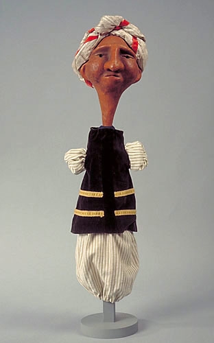 <strong>Garde maure</strong><BR>1956<BR>Pâte de bois, carton, coton et velours<BR>74 x 20 x 20 cm<BR>Photo : Musée national des beaux-arts du Québec : Patrick Altman<BR><br><br>© Succession Charles Daudelin /COVA-DAAV