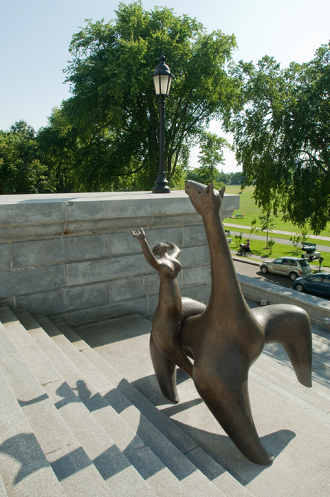 <strong><i>La Cavalière</i></strong><BR>1963<BR>Bronze<BR>275 x 170 x 222 cm<BR><i></i><BR><BR><h9 style='font-size:.8em'>Photo : 3/3</h9><BR><br><br><h9 style='font-size:.8em'>© Succession Charles Daudelin /COVA-DAAV