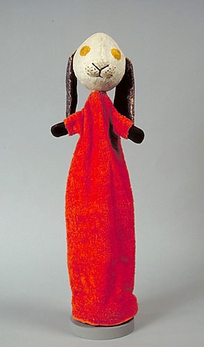 <strong>Lapin</strong><BR>1949<BR>Pâte de bois, carton, coton et élastique<BR>65 x 25 x 15 cm<BR>Photo : Musée national des beaux-arts du Québec : Patrick Altman<BR><br><br>© Succession Charles Daudelin /COVA-DAAV