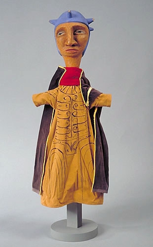 <strong>Le Chef des gardes</strong><BR>1956<BR>Pâte de bois, carton, coton et laine<BR>60 x 14 x 16 cm<BR>Photo : Musée national des beaux-arts du Québec : Patrick Altman<BR><br><br>© Succession Charles Daudelin /COVA-DAAV