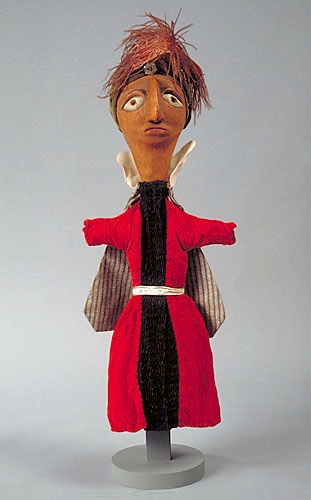 <strong>Le Grand Sultan</strong><BR>1956<BR>Pâte de bois, carton, plume, coton et velours<BR>62 x 14 x 16 cm<BR>Photo : Musée national des beaux-arts du Québec : Patrick Altman<BR><br><br>© Succession Charles Daudelin /COVA-DAAV