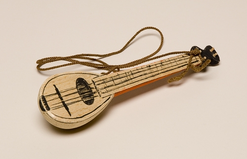 <strong>Mandoline</strong><BR>1956<BR>Balsa, corde et gouache<BR>19 x 5 x 4 cm<BR>Photo : Musée national des beaux-arts du Québec : Patrick Altman<BR><br><br>© Succession Charles Daudelin /COVA-DAAV