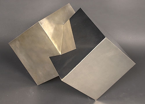 <strong><i>Maquette 1 + 1 = 1</i></strong><BR>1988<BR>Laiton plaqué argent et nickelé<BR>57 x 98 x 67,2 cm<BR><i></i><BR><BR><br><h9 style='font-size:.8em'>Photo : Musée national des beaux-arts du Québec : Pierre-Luc Dufour<br>1/1</h9><BR><br><br><h9 style='font-size:.8em'>© Succession Charles Daudelin /COVA-DAAV
