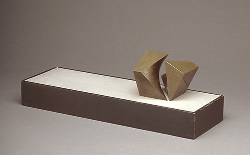<strong>Maquette pour Allegrocube</strong><BR>1973<BR>Bronze, métal, bois et dispositif électrique<BR>13 x 44,2 x 14,5 cm<BR>Photo : Musée national des beaux-arts du Québec : Jean-Guy Kérouac<BR><br><br>© Succession Charles Daudelin /COVA-DAAV