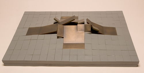 <strong>Maquette pour Embâcle</strong><BR>1984<BR>Laiton, acier, bois et peinture<BR>22 x 108 x 72 cm<BR>Photo : Musée national des beaux-arts du Québec : Patrick Altman<BR><br><br>© Succession Charles Daudelin /COVA-DAAV