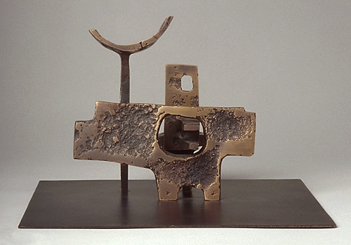 <strong>Maquette pour Polypède</strong><BR>1967<BR>Bronze et acier<BR>16,2 x 25 x 25 cm<BR>Photo : Musée national des beaux-arts du Québec : Patrick Altman<BR><br><br>© Succession Charles Daudelin /COVA-DAAV