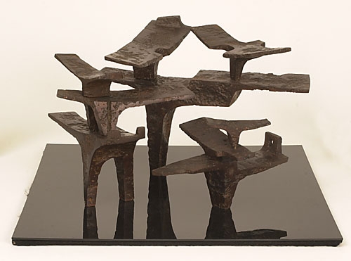 <strong>Maquette pour Poulia</strong><BR>1965<BR>Fonte, acier et plexiglas<BR>23,3 x 42 x 42 cm<BR>Photo : Musée national des beaux-arts du Québec : Pierre-Luc Dufour<BR><br><br>© Succession Charles Daudelin /COVA-DAAV