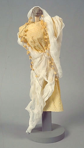 <strong>Marionnette</strong><BR>1955<BR>Terre cuite, carton, tissu, et caoutchouc à mousse<BR>42 x 19 x 8 cm<BR>Photo : Musée national des beaux-arts du Québec : Patrick Altman<BR><br><br>© Succession Charles Daudelin /COVA-DAAV