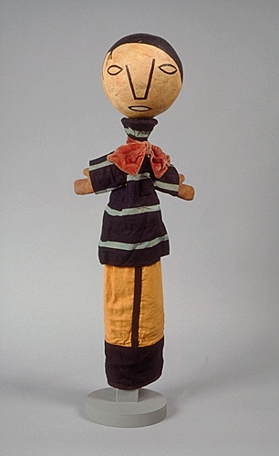 <strong>Noiraud</strong><BR>1949<BR>pâte de bois, coton et velours<BR>57 x 10 x 10 cm<BR>Photo : Musée national des beaux-arts du Québec<BR><br><br>© Succession Charles Daudelin /COVA-DAAV