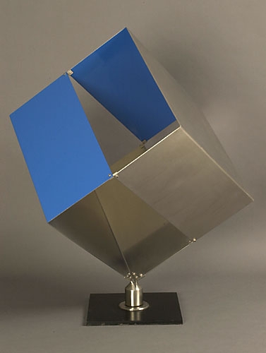 <strong>Opposition giratoire</strong><BR>1970<BR>Acier inoxydable et acier peint<BR>115 x 100,6 x 100,6 cm<BR>Photo : Musée national des beaux-arts du Québec : Louis Audet<BR><br><br>© Succession Charles Daudelin /COVA-DAAV