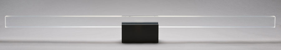 <strong>La Règle du jeu</strong><BR>1970<BR>Aluminium anodisé et plexiglas<BR>17,8 x 187,5 x 9 cm<BR>Photo : Musée national des beaux-arts du Québec : Idra Labrie<BR><br><br>© Succession Charles Daudelin /COVA-DAAV
