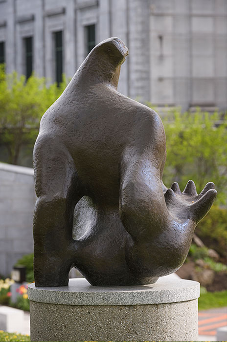 <strong><i>Repos</i></strong><BR>1988<BR>Bronze, E.A.<BR>142,5 x 110 x 90 cm<BR><i></i><BR><BR><h9 style='font-size:.8em'>Photo : 3/3</h9><BR><br><br><h9 style='font-size:.8em'>© Succession Charles Daudelin /COVA-DAAV