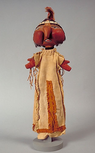 <strong>Tchakabich</strong><BR>1950<BR>pâte de bois, carton, cuir, coton et laine<BR>65 x 15,5 x 12 cm<BR>Photo : Musée national des beaux-arts du Québec<BR><br><br>© Succession Charles Daudelin /SODRAC