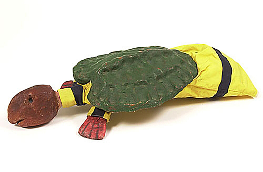 <strong>Tortue</strong><BR>1949<BR>Pâte de bois, carton et coton<BR>50 x 21 x 8 cm<BR>Photo : Musée national des beaux-arts du Québec : Patrick Altman<BR><br><br>© Succession Charles Daudelin /SODRAC