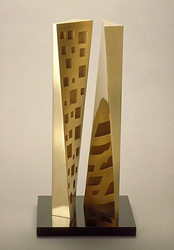<strong><i>Trophée</i></strong><BR>1972<BR>Bronze doré<BR>25,3 x 8,8 x 7 cm<BR><i></i><BR><BR><br><h9 style='font-size:.8em'>Photo : Musée national des beaux-arts du Québec : Jean-Guy Kérouac<br>1/1</h9><BR><br><br><h9 style='font-size:.8em'>© Succession Charles Daudelin /COVA-DAAV