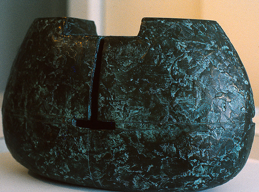 <strong><i>Le Gong</i></strong><BR>1988<BR>Bronze<BR>19,5 x 31 x 15 cm<BR><i></i><BR><BR><br><h9 style='font-size:.8em'>Photo : photographe inconnu, diapositive 35mm, source : Archives Charles et Louise Daudelin<br>1/2</h9><BR><br><br><h9 style='font-size:.8em'>© Succession Charles Daudelin /COVA-DAAV