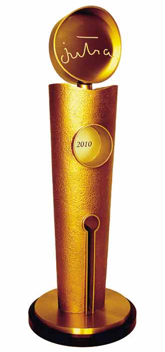 <strong><i>Trophée Jutra</i></strong><BR>1999<BR>Laiton ouvré et doré<BR>31 x 7 x 6 cm.<BR><i></i><BR><BR><br><h9 style='font-size:.8em'>Photo : La soirée des Jutra<br>1/1</h9><BR><br><br><h9 style='font-size:.8em'>© Succession Charles Daudelin /COVA-DAAV
